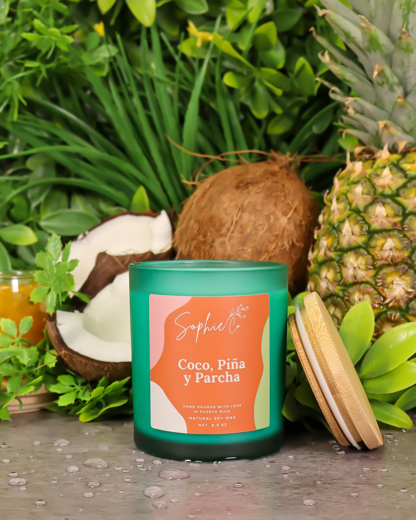 Hand poured soy wax candle labeled 'Coco, Piña y Parcha' with a tropical fruit theme on a green background.