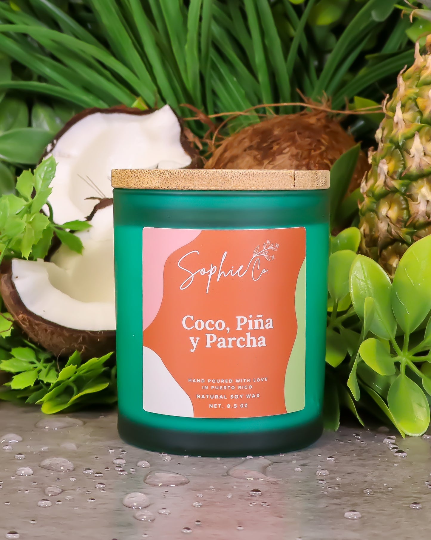 Hand poured soy wax candle labeled 'Coco, Piña y Parcha' with a tropical fruit theme on a green background.